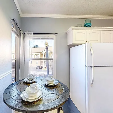 Sunny Condo With Pool, Hot Tub, Tennis Court, & Gym - Balcony & Washer/Dryer-2