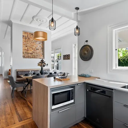 Beautiful Ponsonby Villa With Hot Tub Office And Fireplace-2