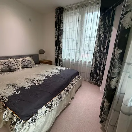 Charming Lux Homestay Near London Excel, O2 & Easy Access To Central London-2