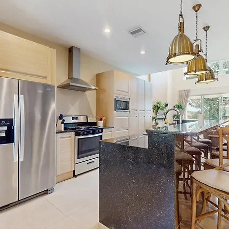 Beautiful Home With Resort Pool And Space For The Whole Family-2