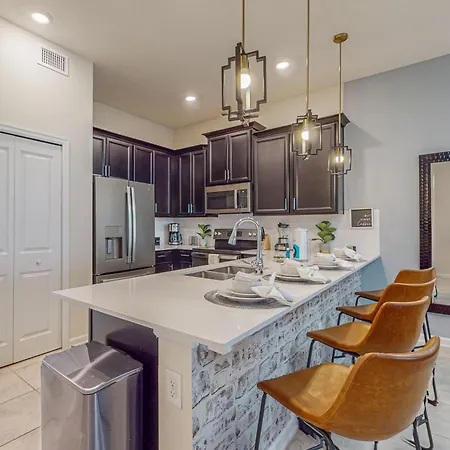 Spacious Townhouse With Private Patio And Resort Amenites-3