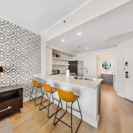 Elegant King Suite, Rooftop Pool, Full Kitchen-3