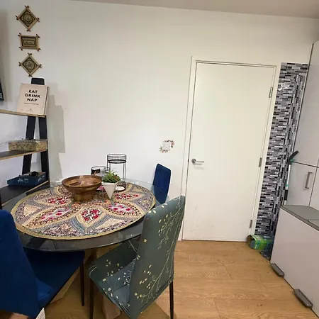 Charming Lux Homestay Near London Excel, O2 & Easy Access To Central London-3
