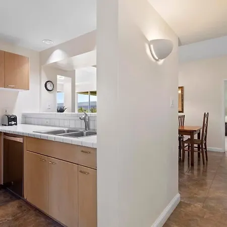 Peaceful Condo With Lanai & Beach Essentials-3