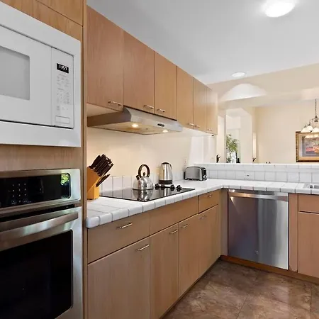 Peaceful Condo With Lanai & Beach Essentials-2
