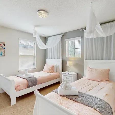 Spacious Resort Style Home W/ Enclosed Pool, Shared Pool & Hot Tub,-Dog Friendly-2