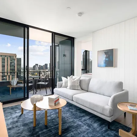 Luxe Skyline Stay - Parking, Pool & Gym-2