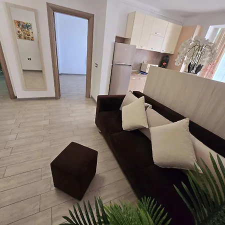 Azizi Luxury Suite Apartments - Beach Pool & Spa Resort Piscina-2