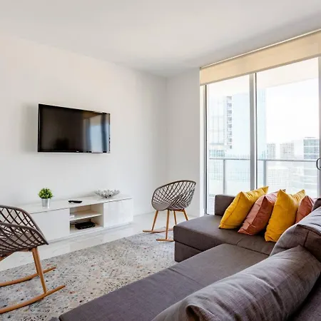 Beautiful Condo And Apt W/ Free Parking 5 Stars !-2