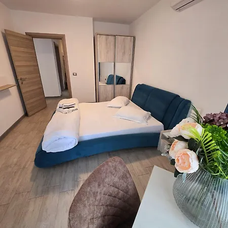 Azizi 3 Room Luxury Apartment - Beach Pool & Spa Resort-2
