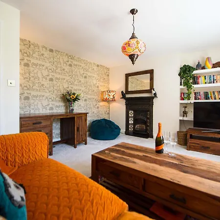 Elegant 1-Bed Flat In A Georgian Townhouse-2
