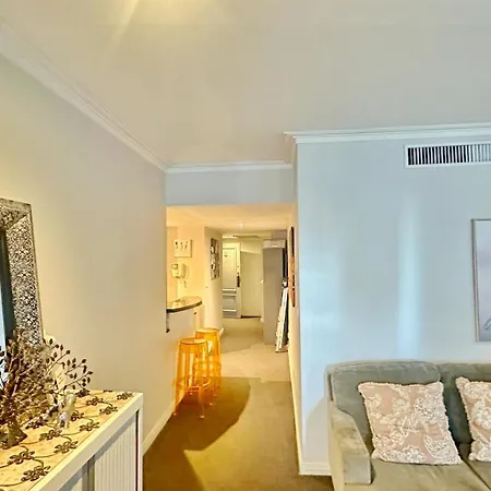 Luxury Heart Cbd Top Floor Apartment Spa,Gym, Pool-2