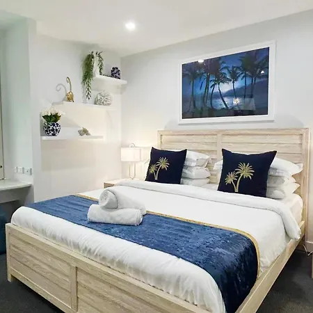 Stunning Top Floor Apartment Views To Palm Cove-3