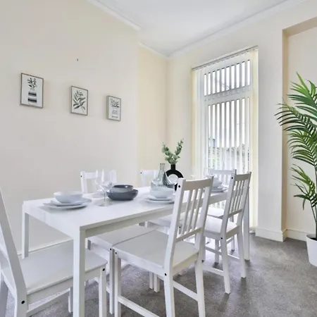 Hot Tub Family Retreat With Private Garden And Free Parking-3