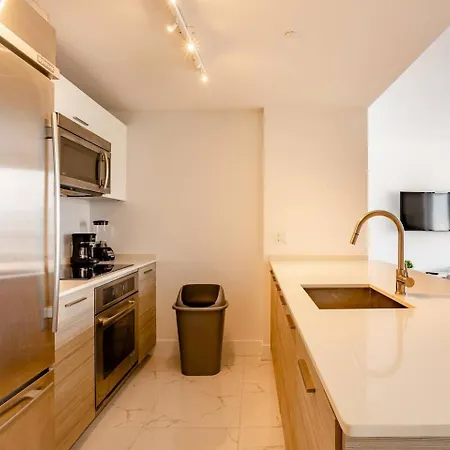 Beautiful Condo And Apt W/ Free Parking 5 Stars !-3