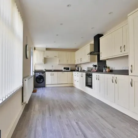 Hot Tub Family Retreat With Private Garden And Free Parking-2