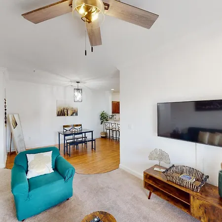 Calm Condo With Pool, Hot Tub, Balcony, Cabana, & Kitchen - Snowbird-Friendly-2