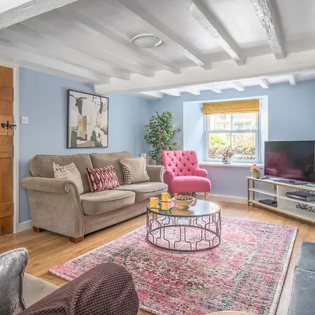 Stunning Cottage With Free Spa Access-3