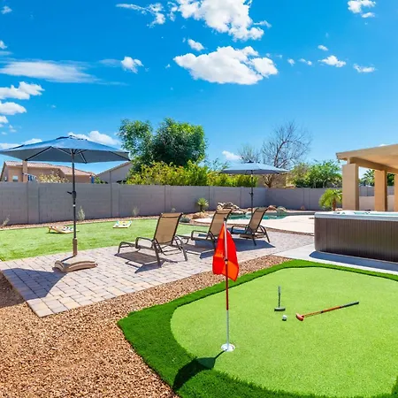 Luxury Desert Oasis! 5 Bedroom, 3 Bath W Heated Pool-2