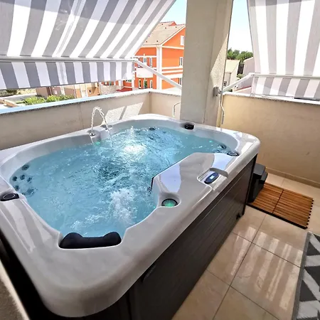 Central Apartment With Jacuzzi-2