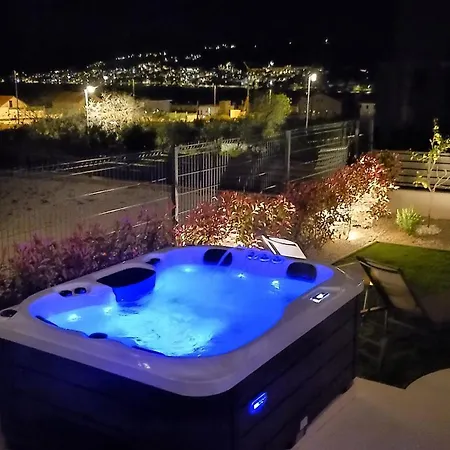 "Mon Ami"Apartment With Garden, Hot Tub And Free Parking-2