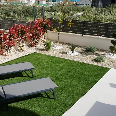 "Mon Ami"Apartment With Garden, Hot Tub And Free Parking-3
