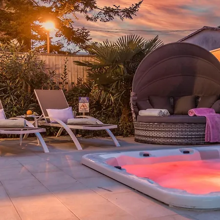 Villa Elena Deluxe In Fazana For 8 People With Whirlpool & Private Pool Only 400 M From The Beach-2