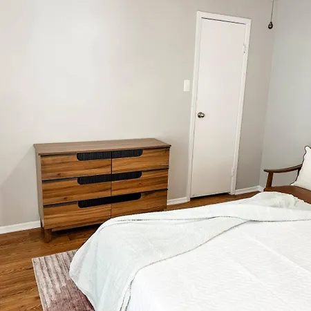 Bright And Spacious Townhome Near Parks And Dining-3
