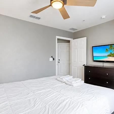 Spacious Townhouse With Jetted Tub, Game Room, Heated Pool & Fitness Amenities-2