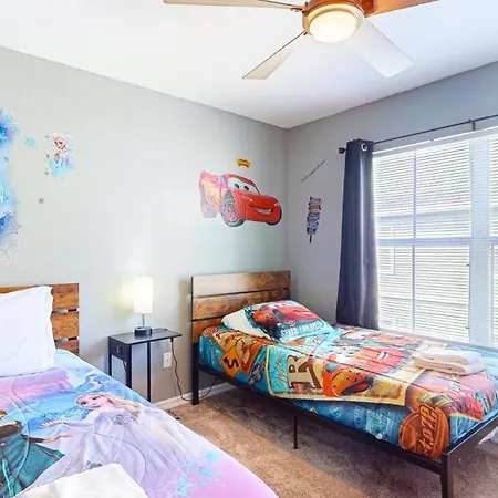 Spacious Townhouse With Jetted Tub, Game Room, Heated Pool & Fitness Amenities-3