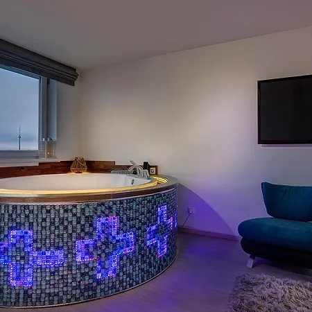June Street Spa Apartments-3