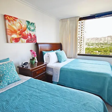 Waikiki Banyan 1909 Amazing Views And Just Steps To The Beach-3