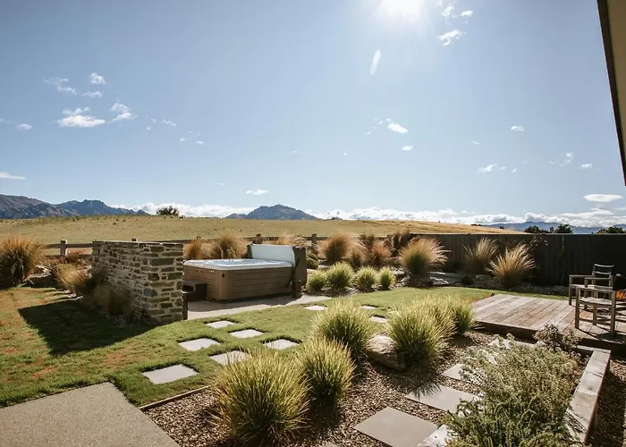 Bull Ridge Retreat - Sleeps 6 - Spa Pool - Sauna - Mountain Views Wanaka