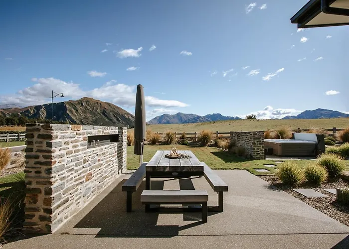 Bull Ridge Retreat - Sleeps 6 - Spa Pool - Sauna - Mountain Views Wanaka