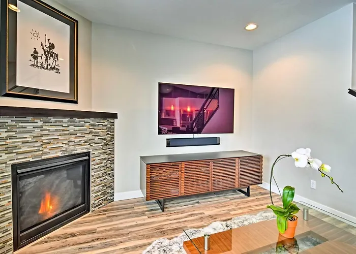 Modern Anchorage Townhome - By Delaney Park Strip!