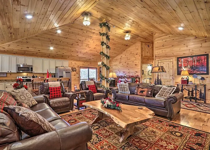 Luxe Cabin With Hot Tub, Theater, Pool Table, Arcade Pigeon Forge