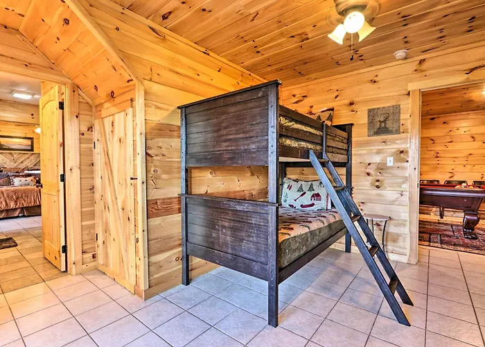 Luxe Cabin With Hot Tub, Theater, Pool Table, Arcade Pigeon Forge