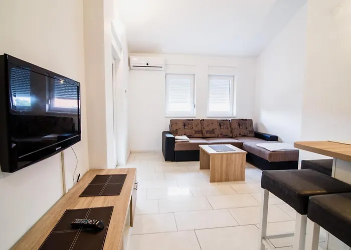 Central Apartment With Jacuzzi Novalja