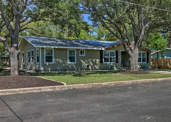 Cozy Retreat W/ Hot Tub & Fire Pit: Close To Main! Fredericksburg