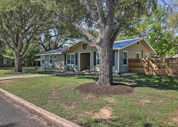 Cozy Retreat W/ Hot Tub & Fire Pit: Close To Main! Fredericksburg