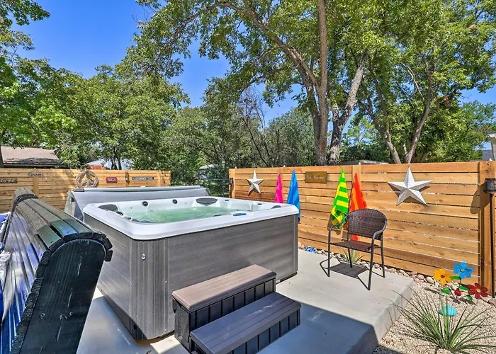 Cozy Retreat W/ Hot Tub & Fire Pit: Close To Main! Fredericksburg