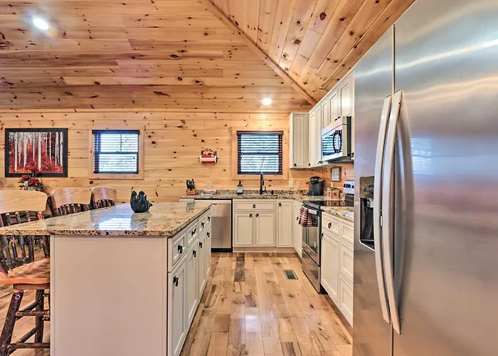 Luxe Cabin With Hot Tub, Theater, Pool Table, Arcade Pigeon Forge