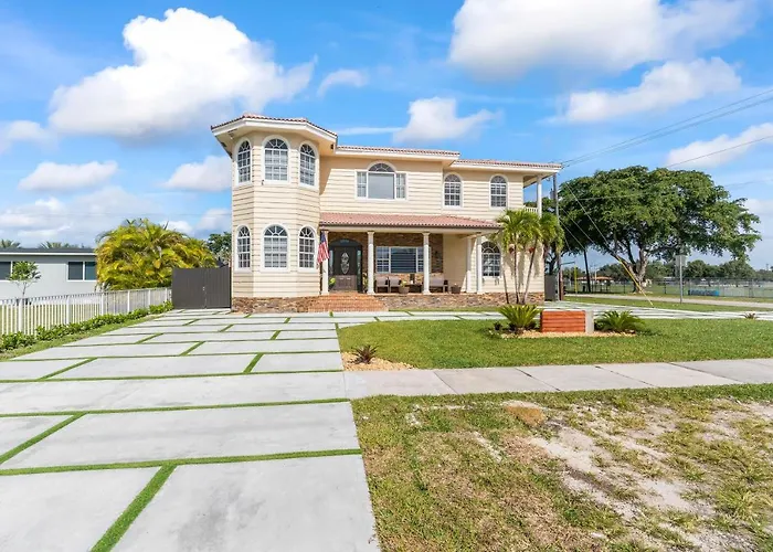Villa Upscale Mansion In The Heart Of Miami With Pool