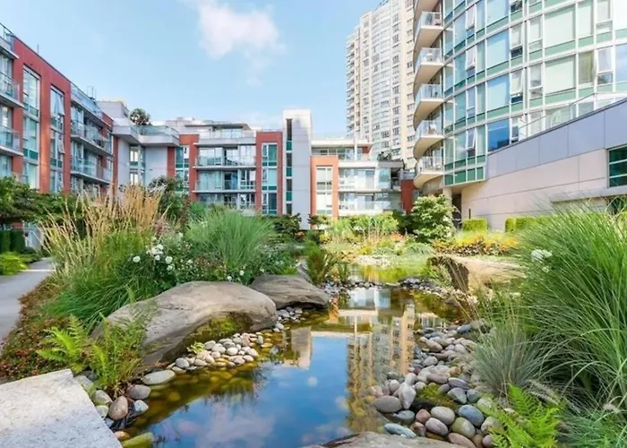 Downtown King Suite-Surround Views-Pool/Gym/Parkng Vancouver