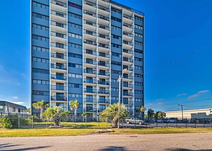 Bright Myrtle Beach Condo With Private Balcony!