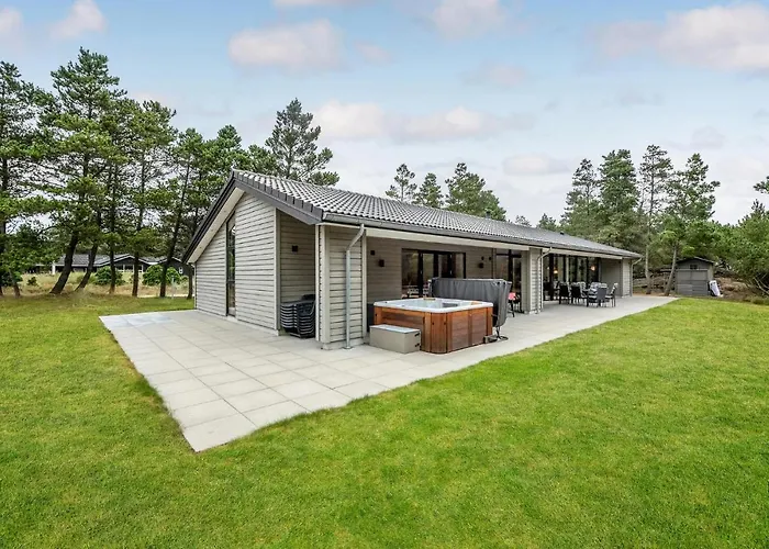 Stunning Home In Blavand With Wifi