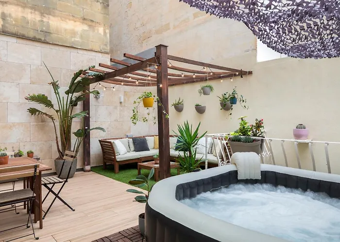 Pearl Pad - Stylish Seaside Duplex Apartment With Hot Tub - Sliema