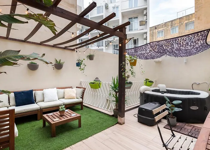 Pearl Pad - Stylish Seaside Duplex Apartment With Hot Tub - Sliema