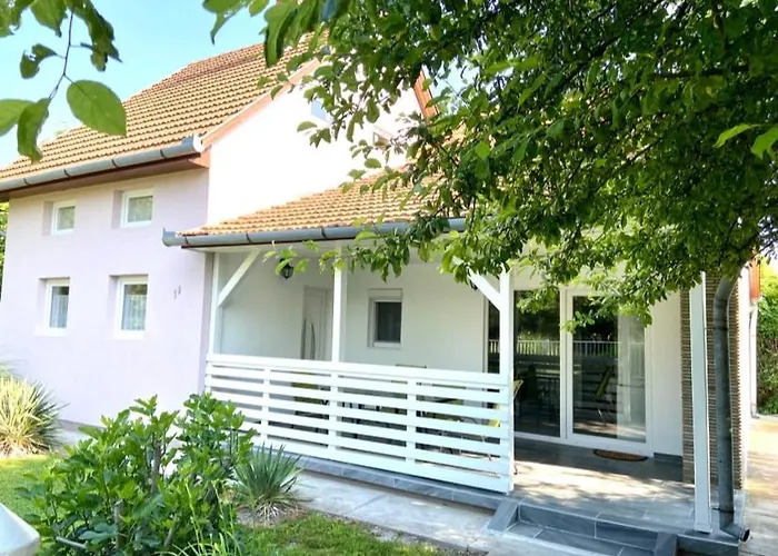 Nika Nyaralo Jakuzzival Balatonkeresztúr
