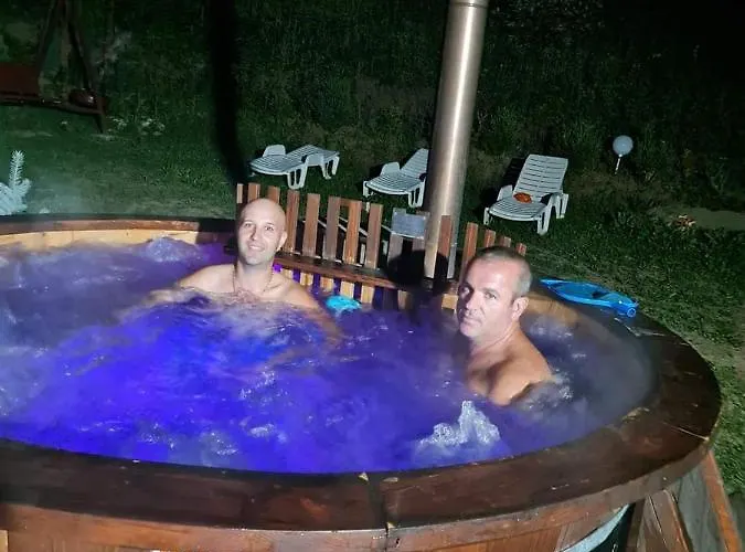Villa House Of Rei With Hot Tube Vidolm